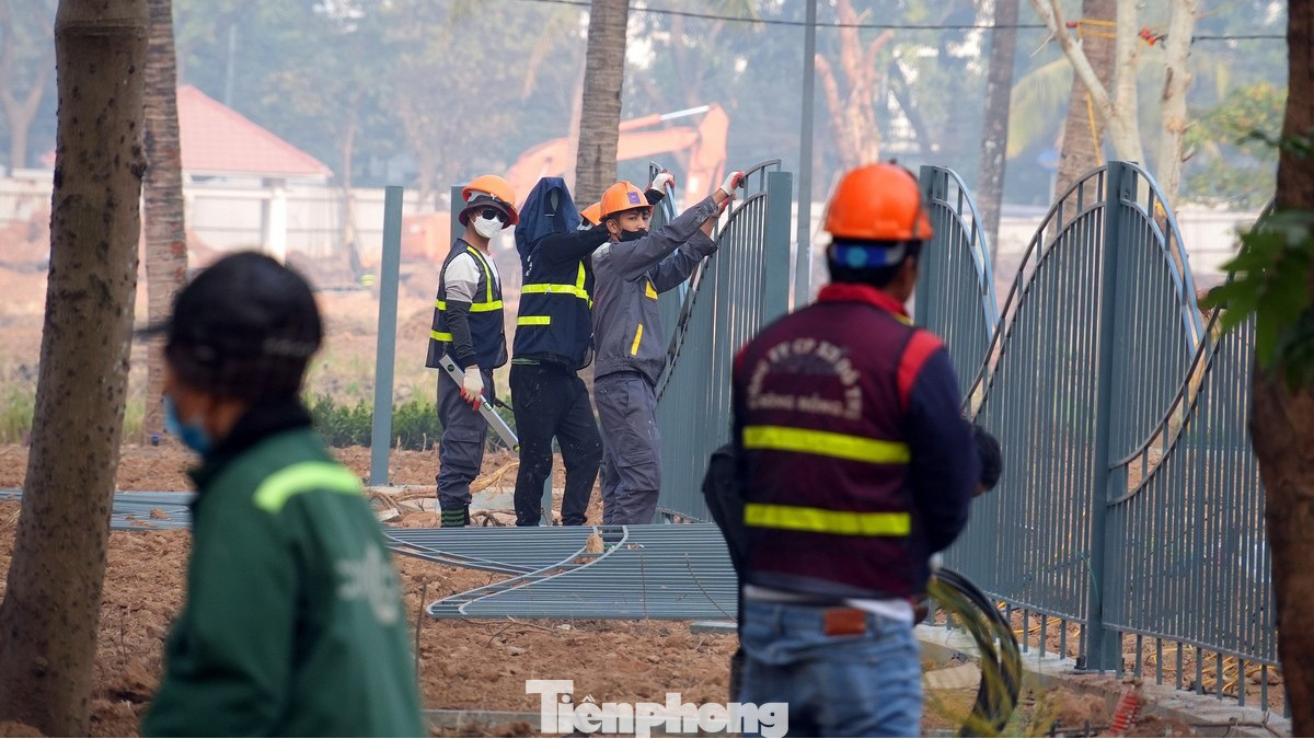 Khu vực vỉa hè được lát đá mới, vườn hoa đang được lắp đặt hàng rào. Khu vực vỉa hè được lát đá mới, vườn hoa đang được lắp đặt hàng rào.
