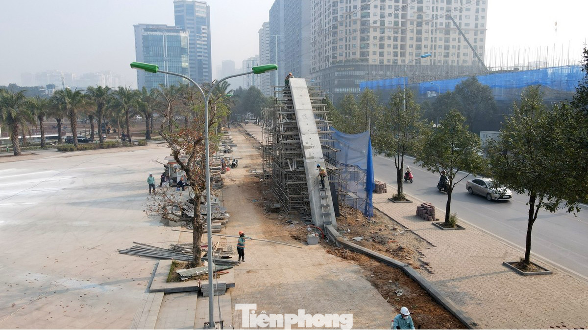 Theo ghi nhận của PV, ngay từ ngày đầu năm mới 2025, hàng trăm công nhân cùng thiết bị máy móc đang hối hả để khẩn trương hoàn thiện dự án để bàn giao trước Tết Nguyên đán Ất Tỵ theo yêu cầu của Chủ tịch UBND thành phố Hà Nội. Theo ghi nhận của PV, ngay từ ngày đầu năm mới 2025, hàng trăm công nhân cùng thiết bị máy móc đang hối hả để khẩn trương hoàn thiện dự án để bàn giao trước Tết Nguyên đán Ất Tỵ theo yêu cầu của Chủ tịch UBND thành phố Hà Nội.