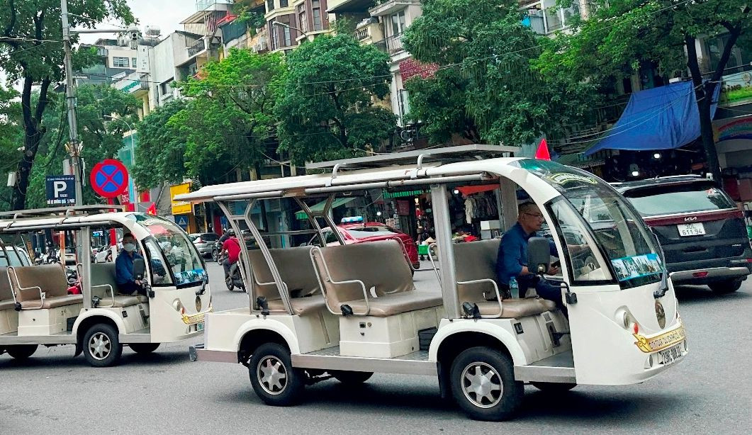 Với ô tô điện đã hoạt động lâu năm, trong đó ô tô điện bốn bánh tại Hà Nội, Nghị định cho lùi thời gian đến 30/6 để các tỉnh thành hoàn thiện cơ sở pháp lý, hạ tầng (bổ sung biển báo, bố trí khu vực hoạt động), từ 1/7 sẽ cấm xe hoạt động trên đường giao thông hỗn hợp. Tuy nhiên, ghi nhận trong ngày 2/7, hàng chục xe điện vẫn chạy trên đường giao thông hỗn hợp để trả đón khách tại khu vực Hồ Hoàn Kiếm, Phố Cổ. Với ô tô điện đã hoạt động lâu năm, trong đó ô tô điện bốn bánh tại Hà Nội, Nghị định cho lùi thời gian đến 30/6 để các tỉnh thành hoàn thiện cơ sở pháp lý, hạ tầng (bổ sung biển báo, bố trí khu vực hoạt động), từ 1/7 sẽ cấm xe hoạt động trên đường giao thông hỗn hợp. Tuy nhiên, ghi nhận trong ngày 2/7, hàng chục xe điện vẫn chạy trên đường giao thông hỗn hợp để trả đón khách tại khu vực Hồ Hoàn Kiếm, Phố Cổ.