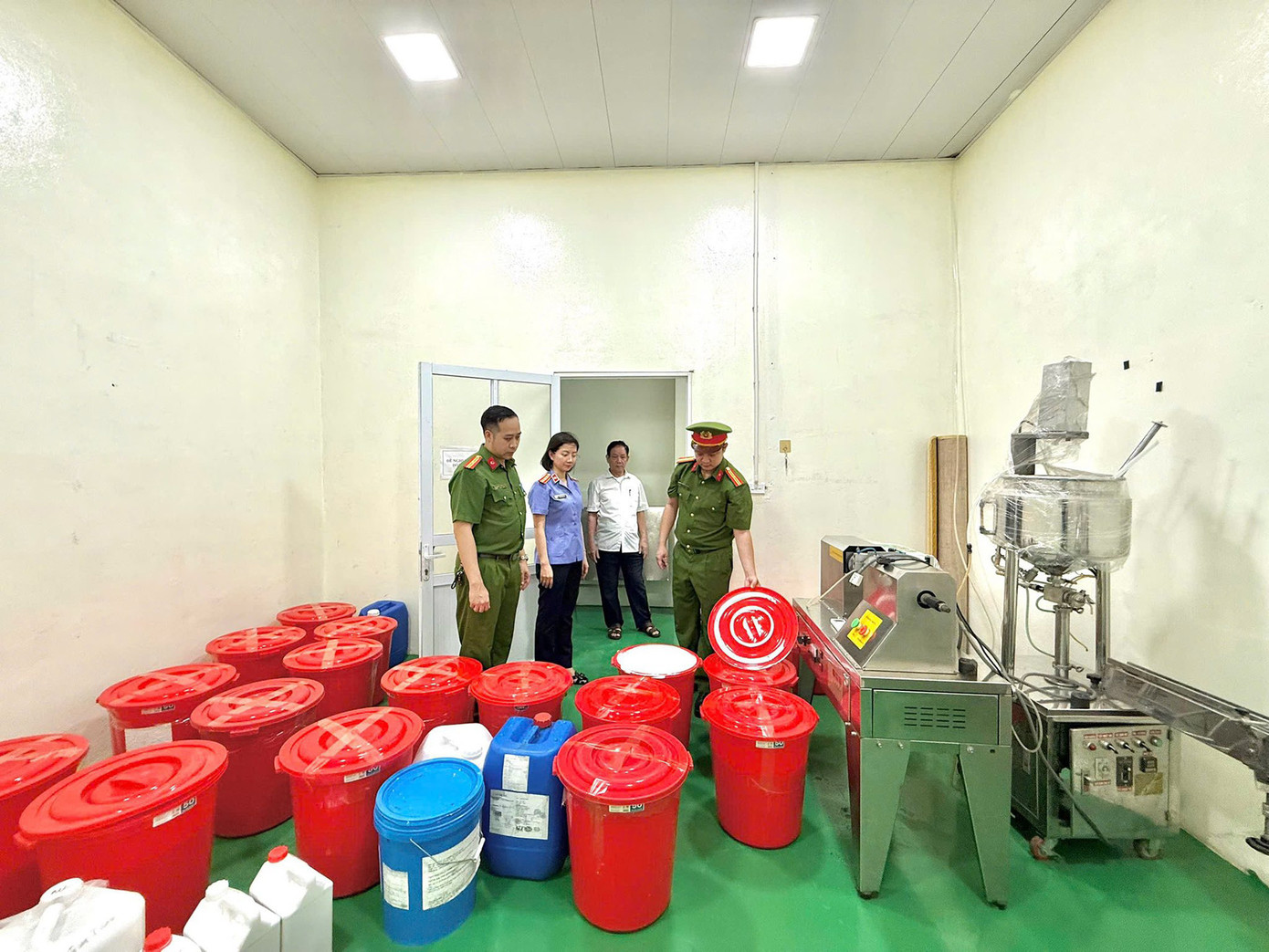 Cơ quan công an khám xét và thu giữ một số tang vật tại xưởng sản xuất của Đường Văn Thiết.