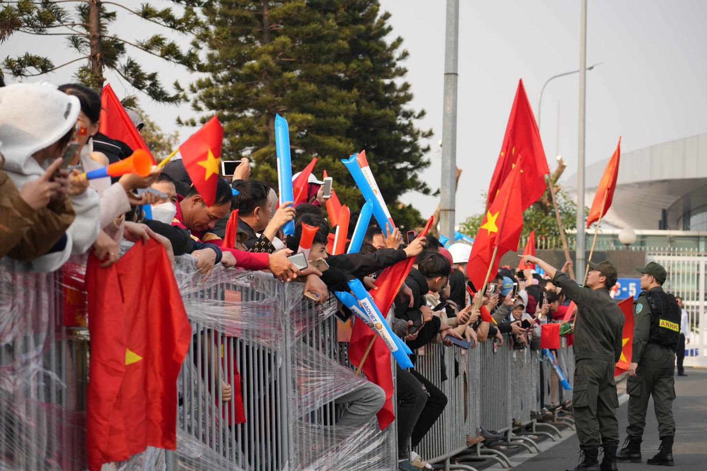 Tuyển Việt Nam ca khúc khải hoàn, người hâm mộ hân hoan chào đón ảnh 20