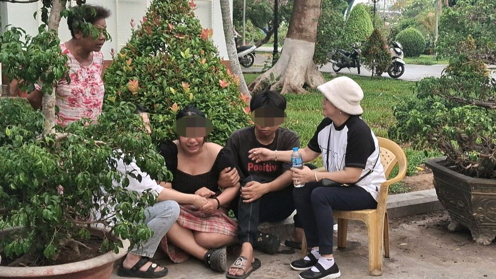 Người nhà nạn nhân bàng hoàng khi tới hiện trường.