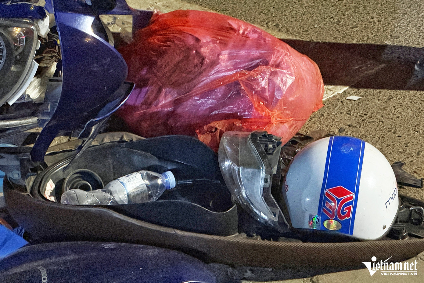 Cú va chạm mạnh khiến 3 người bị thương. Trong đó, 2 người được đưa vào cấp cứu tại Bệnh viện Bạch Mai là bà Đỗ T.M. (SN 1956, trú tại Phú Xuyên, Hà Nội), anh Nguyễn P.C. (SN 1999, trú tại Bắc Ninh). Cú va chạm mạnh khiến 3 người bị thương. Trong đó, 2 người được đưa vào cấp cứu tại Bệnh viện Bạch Mai là bà Đỗ T.M. (SN 1956, trú tại Phú Xuyên, Hà Nội), anh Nguyễn P.C. (SN 1999, trú tại Bắc Ninh).