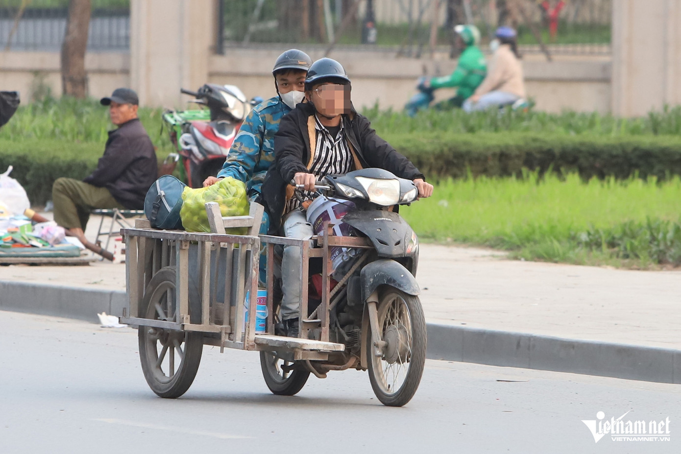Không chỉ đi ngược chiều, nhiều người còn không đội mũ bảo hiểm hoặc chở hàng cồng kềnh.