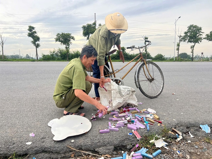 Hiện trường thỏi son bị vứt ven đường