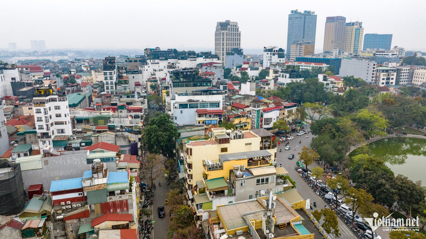 Phường Hàng Bạc ở trung tâm quận Hoàn Kiếm (Hà Nội) có diện tích siêu nhỏ với 0,09km2, tiếp giáp 3 phường (Hàng Đào, Lý Thái Tổ, Hàng Buồm). Phường được ví như "khu đất kim cương" tại thủ đô nhờ nằm ở vị trí đắc địa, các cơ sở kinh doanh tại đây luôn trong cảnh đông đúc mua bán, giao thương.