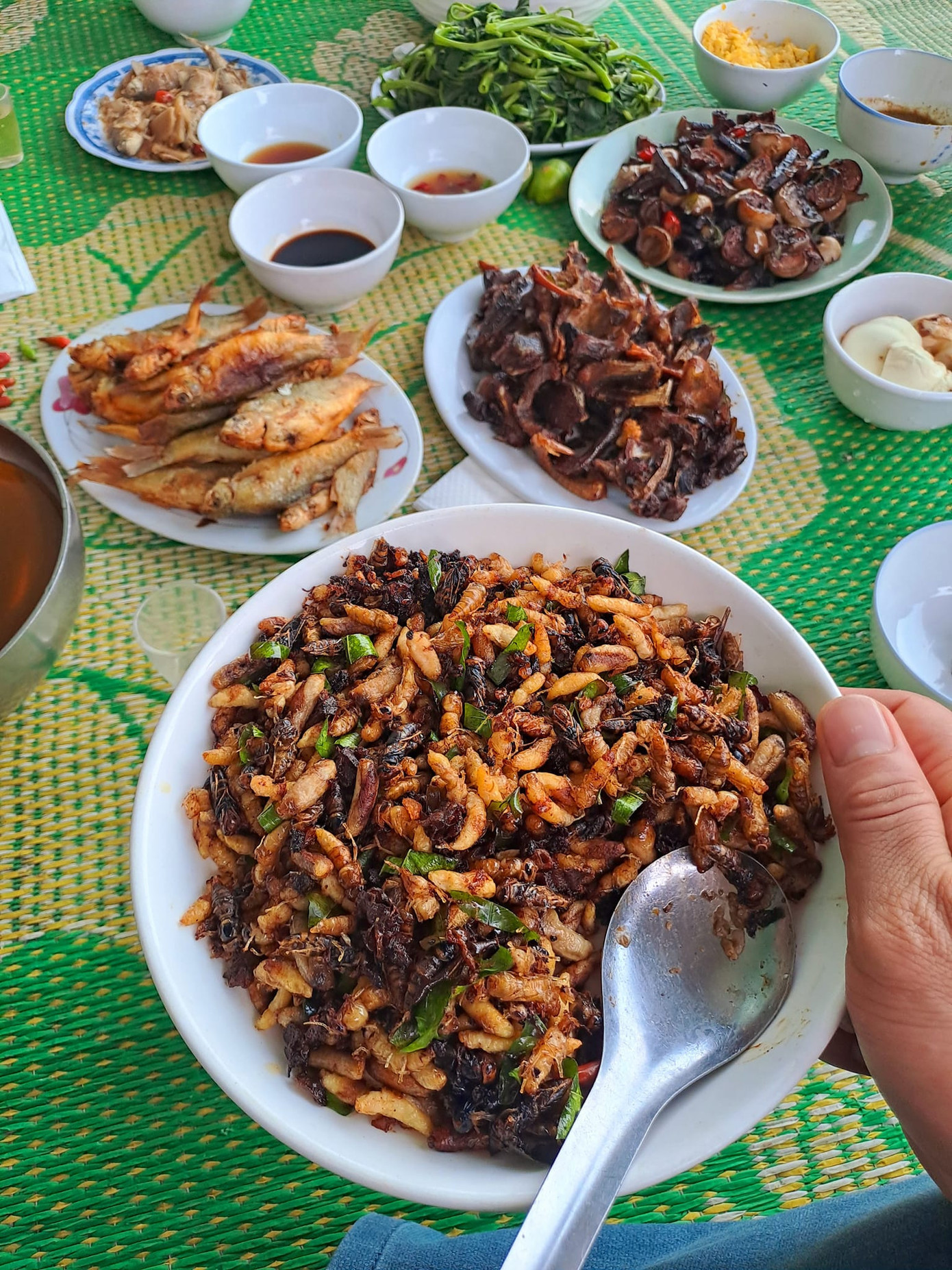 Món nhộng rang lá chanh được thực khách sành ăn yêu thích. Ảnh: Doan Ban Món nhộng rang lá chanh được thực khách sành ăn yêu thích. Ảnh: Doan Ban