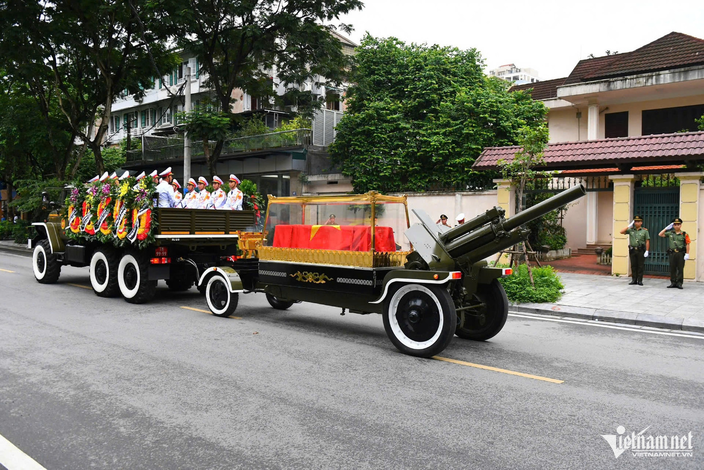 Đoàn xe chở linh cữu nguyên Chủ tịch nước Trần Đức Lương qua nhà riêng tại phố Vạn Phúc (Ba Đình). Ảnh: VietNamNet