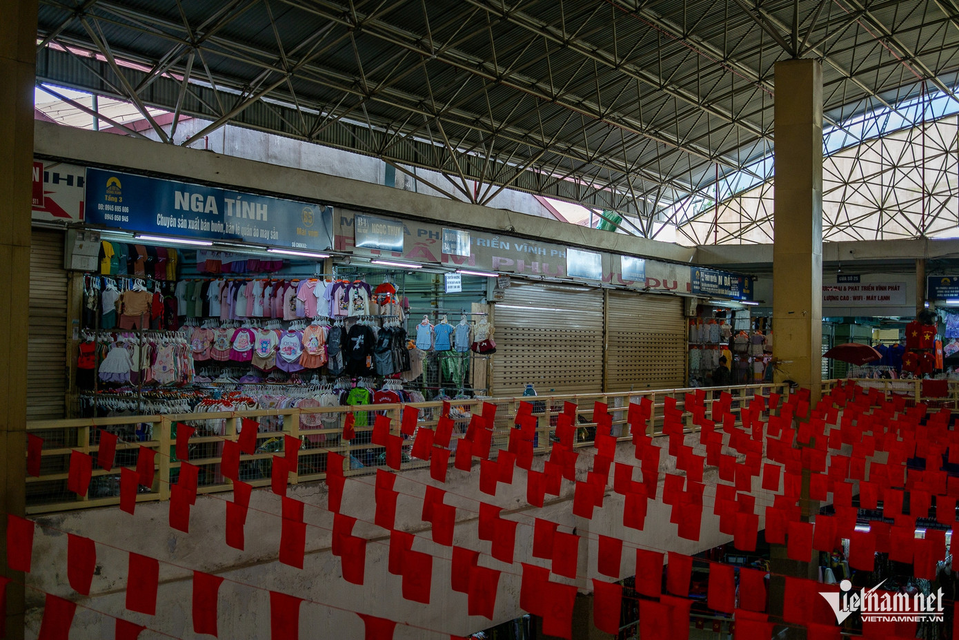 Phần lớn các gian hàng đóng cửa đều là nơi kinh doanh quần áo, giày dép, dụng cụ thể thao... Phần lớn các gian hàng đóng cửa đều là nơi kinh doanh quần áo, giày dép, dụng cụ thể thao...