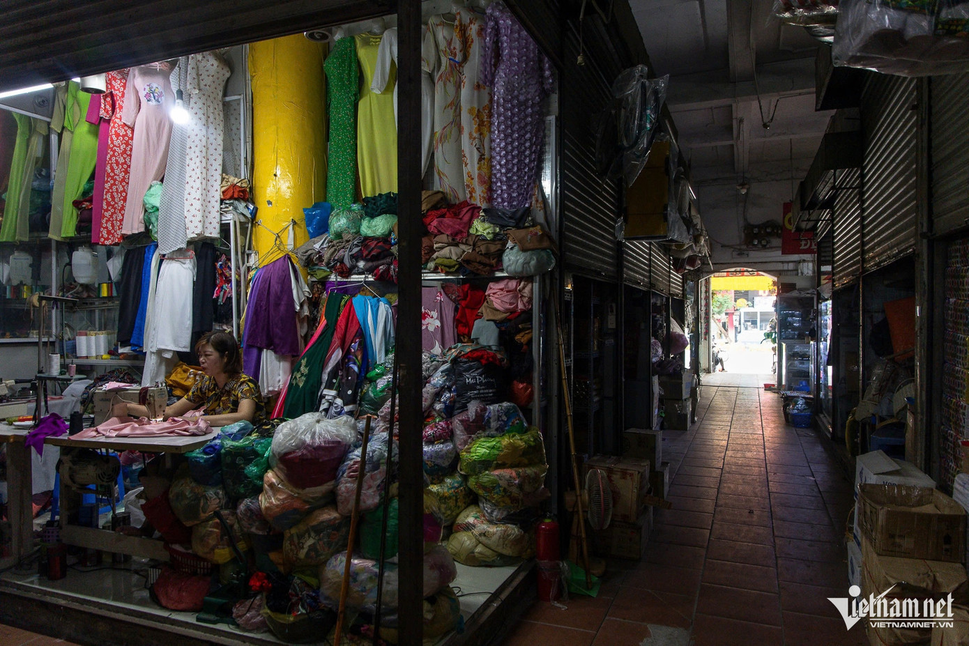 Chợ Cầu Giấy (quận Cầu Giấy) cũng diễn ra cảnh tương tự. Nhiều gian hàng đóng cửa, cả khu chợ vắng vẻ, đìu hiu. Chợ Cầu Giấy (quận Cầu Giấy) cũng diễn ra cảnh tương tự. Nhiều gian hàng đóng cửa, cả khu chợ vắng vẻ, đìu hiu.