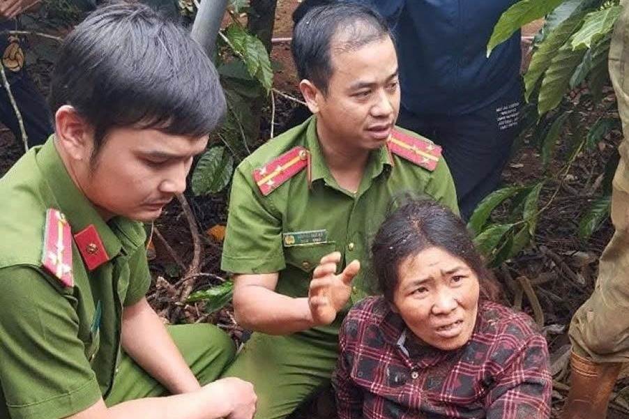 Chị H. được cứu sống sau 1 ngày rơi xuống giếng sâu 25m. Ảnh: SĐ