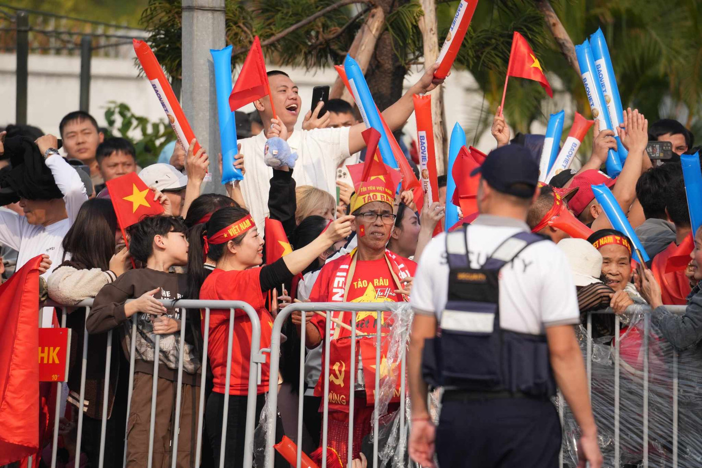 Tuyển Việt Nam ca khúc khải hoàn, người hâm mộ hân hoan chào đón ảnh 25