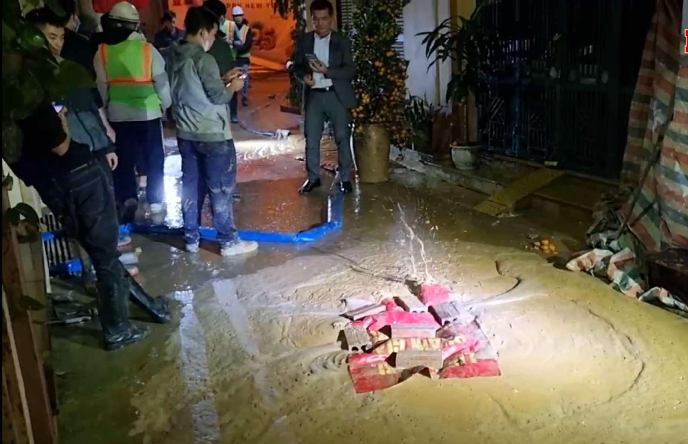 Giữa đêm qua một vị trí ở ngõ số 7 phố Giang Văn Minh chất lỏng vẫn đội cả bạt và gạch được đậy ở bên trên để đùn lên. Do lo ngại chất lỏng phun mạnh và dâng cao, có thể chạy vào nhà như buổi chiều, trong đêm 20/2 nhiều người dân sống tại ngõ số 7 phố Giang Văn Minh đã phải thức để đề phòng. Thời điểm giữa đêm qua, gần như nhà nào tại khu vực xảy ra sự cố cũng bật đèn sáng cả trong nhà và ngoài ngõ. Giữa đêm qua một vị trí ở ngõ số 7 phố Giang Văn Minh chất lỏng vẫn đội cả bạt và gạch được đậy ở bên trên để đùn lên. Do lo ngại chất lỏng phun mạnh và dâng cao, có thể chạy vào nhà như buổi chiều, trong đêm 20/2 nhiều người dân sống tại ngõ số 7 phố Giang Văn Minh đã phải thức để đề phòng. Thời điểm giữa đêm qua, gần như nhà nào tại khu vực xảy ra sự cố cũng bật đèn sáng cả trong nhà và ngoài ngõ.