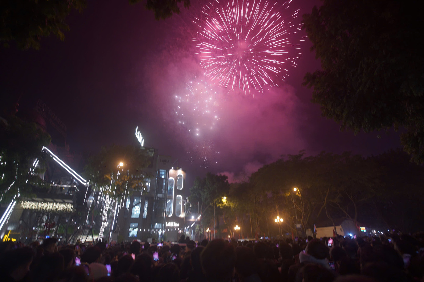 Pháo hoa tại hồ Văn Quán Pháo hoa tại hồ Văn Quán