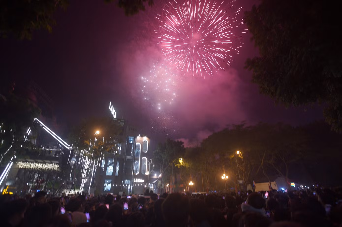 Pháo hoa tại hồ Văn Quán