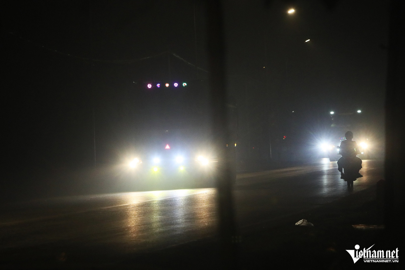 Anh Nguyễn Đại Lượng (trú tại Thanh Oai, Hà Nội) cho biết, anh điều khiển ô tô con, gầm thấp nên khi gặp xe tải dùng đèn siêu sáng đi ngược chiều thì bị rọi thẳng vào mắt. "Lúc những xe đó đi qua, tôi không quan sát được gì, chỉ biết giảm ga để đảm bảo an toàn", anh Lượng chia sẻ. Anh Nguyễn Đại Lượng (trú tại Thanh Oai, Hà Nội) cho biết, anh điều khiển ô tô con, gầm thấp nên khi gặp xe tải dùng đèn siêu sáng đi ngược chiều thì bị rọi thẳng vào mắt. "Lúc những xe đó đi qua, tôi không quan sát được gì, chỉ biết giảm ga để đảm bảo an toàn", anh Lượng chia sẻ.