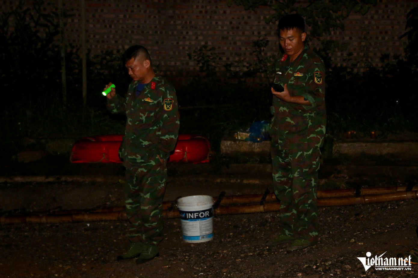 Lực lượng chức năng thay nhau canh gác khu vực 'hố tử thần'.