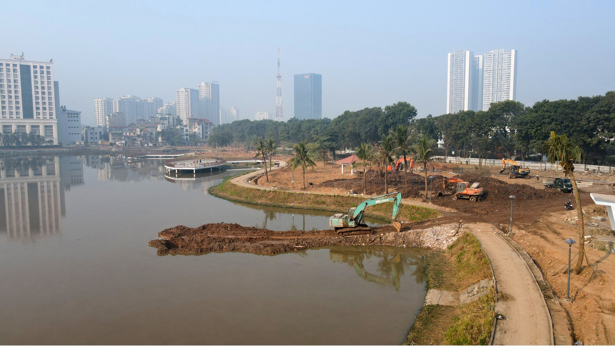 Khác với hình ảnh cỏ mọc um tùm quanh công viên cách đây hơn 1 tháng, hiện tại, công nhân đã phát quang, dọn dẹp lại mặt bằng. Khác với hình ảnh cỏ mọc um tùm quanh công viên cách đây hơn 1 tháng, hiện tại, công nhân đã phát quang, dọn dẹp lại mặt bằng.