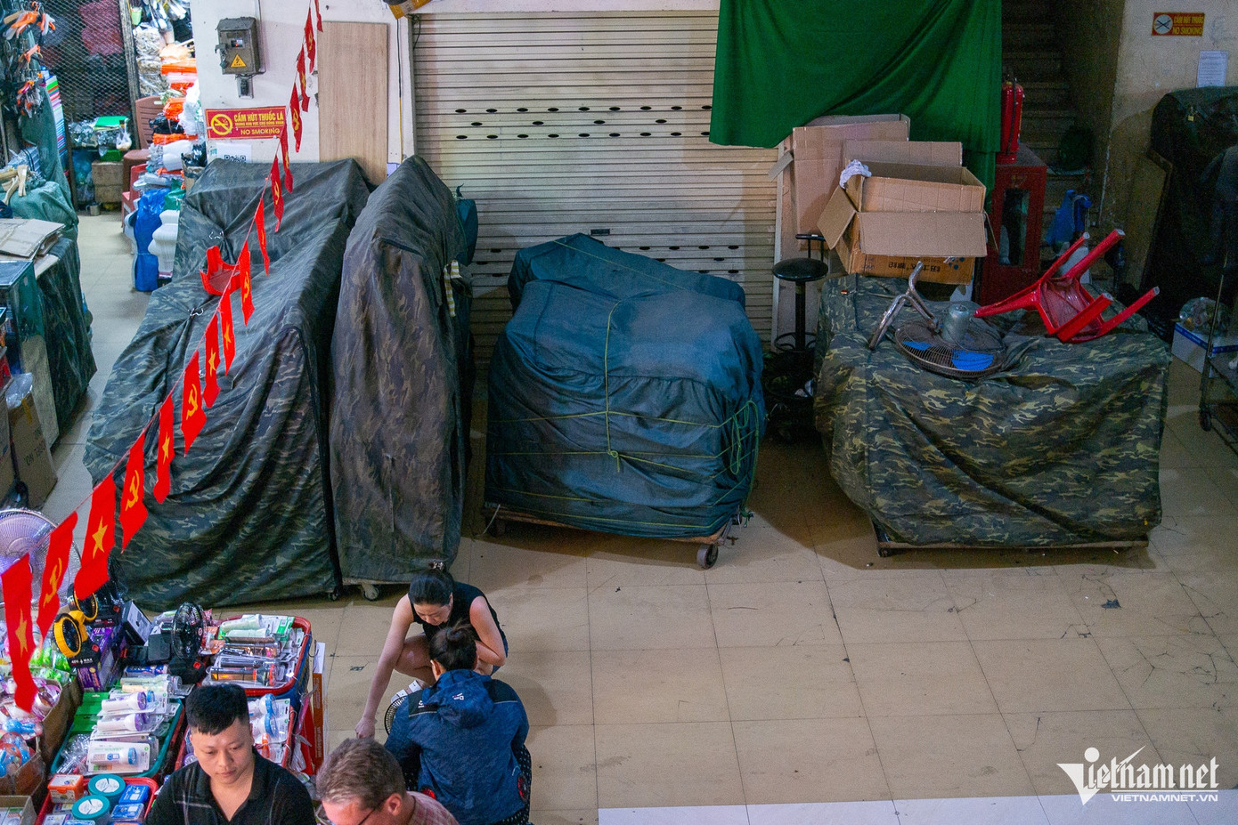 Phần lớn các gian hàng đóng cửa đều là nơi kinh doanh quần áo, giày dép, dụng cụ thể thao... Phần lớn các gian hàng đóng cửa đều là nơi kinh doanh quần áo, giày dép, dụng cụ thể thao...