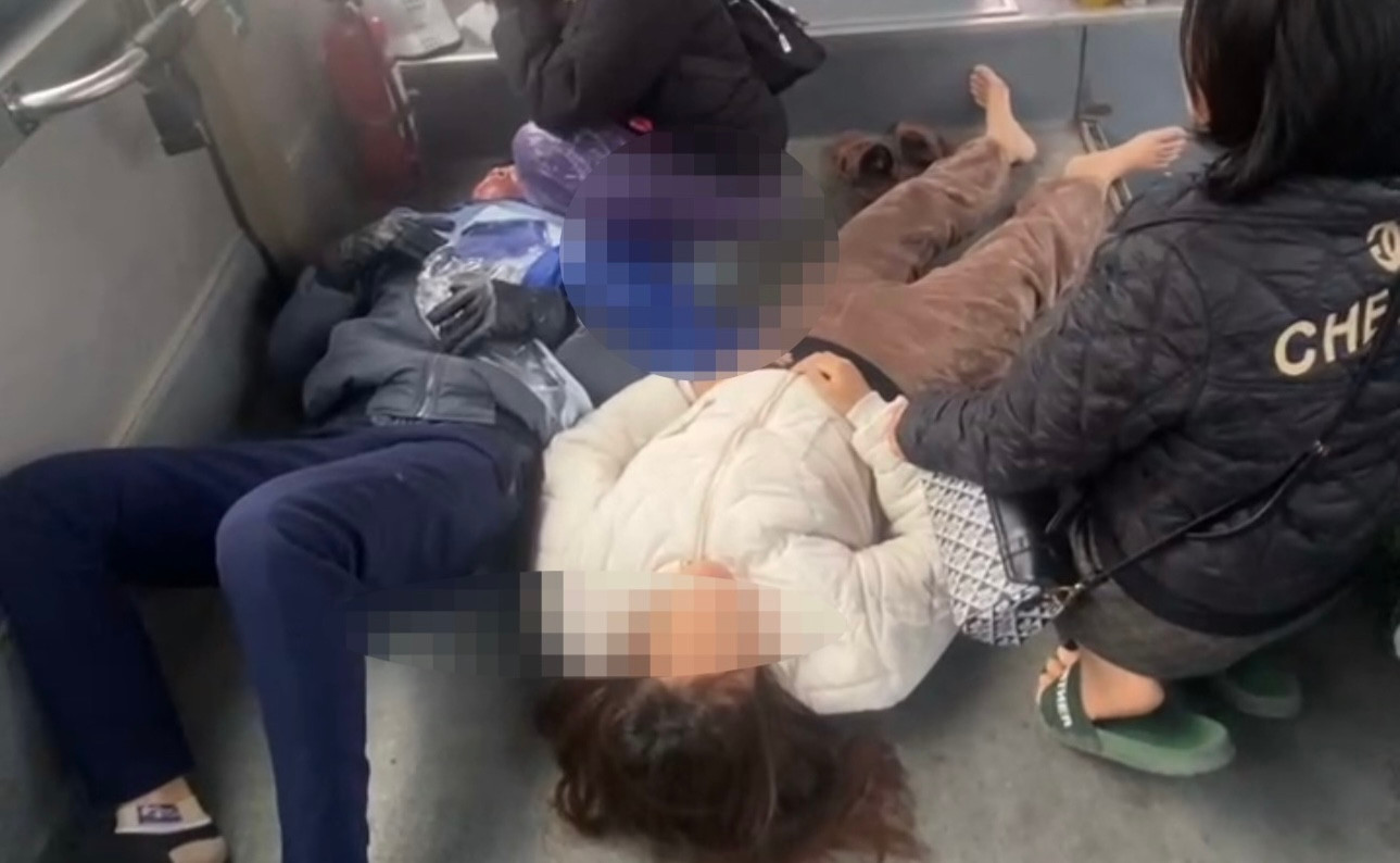 Hai nạn nhân bị tai nạn xe máy nằm bất tỉnh được lái phụ xe và người dân đưa lên xe buýt để chở đến bệnh viện. Hai nạn nhân bị tai nạn xe máy nằm bất tỉnh được lái phụ xe và người dân đưa lên xe buýt để chở đến bệnh viện.