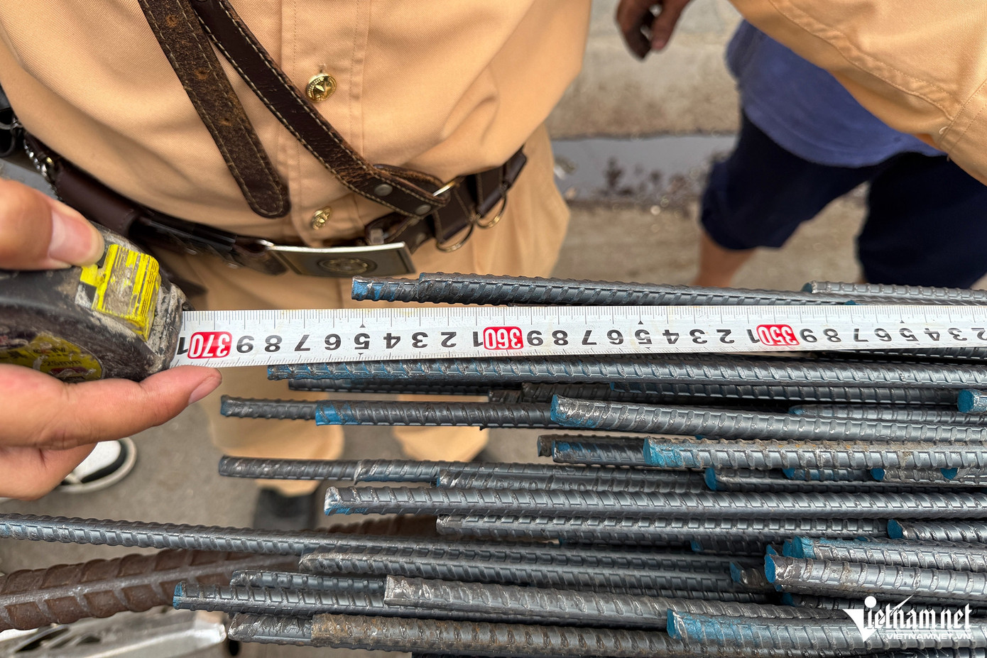 Qua kiểm tra, tài xế điều khiển phương tiện là Trần Hữu H. (SN 1979, quê tại Tuyên Quang), cảnh sát cũng xác định xe chở bó thép dài khoảng 12,7m và nặng hơn 600kg. Qua kiểm tra, tài xế điều khiển phương tiện là Trần Hữu H. (SN 1979, quê tại Tuyên Quang), cảnh sát cũng xác định xe chở bó thép dài khoảng 12,7m và nặng hơn 600kg.