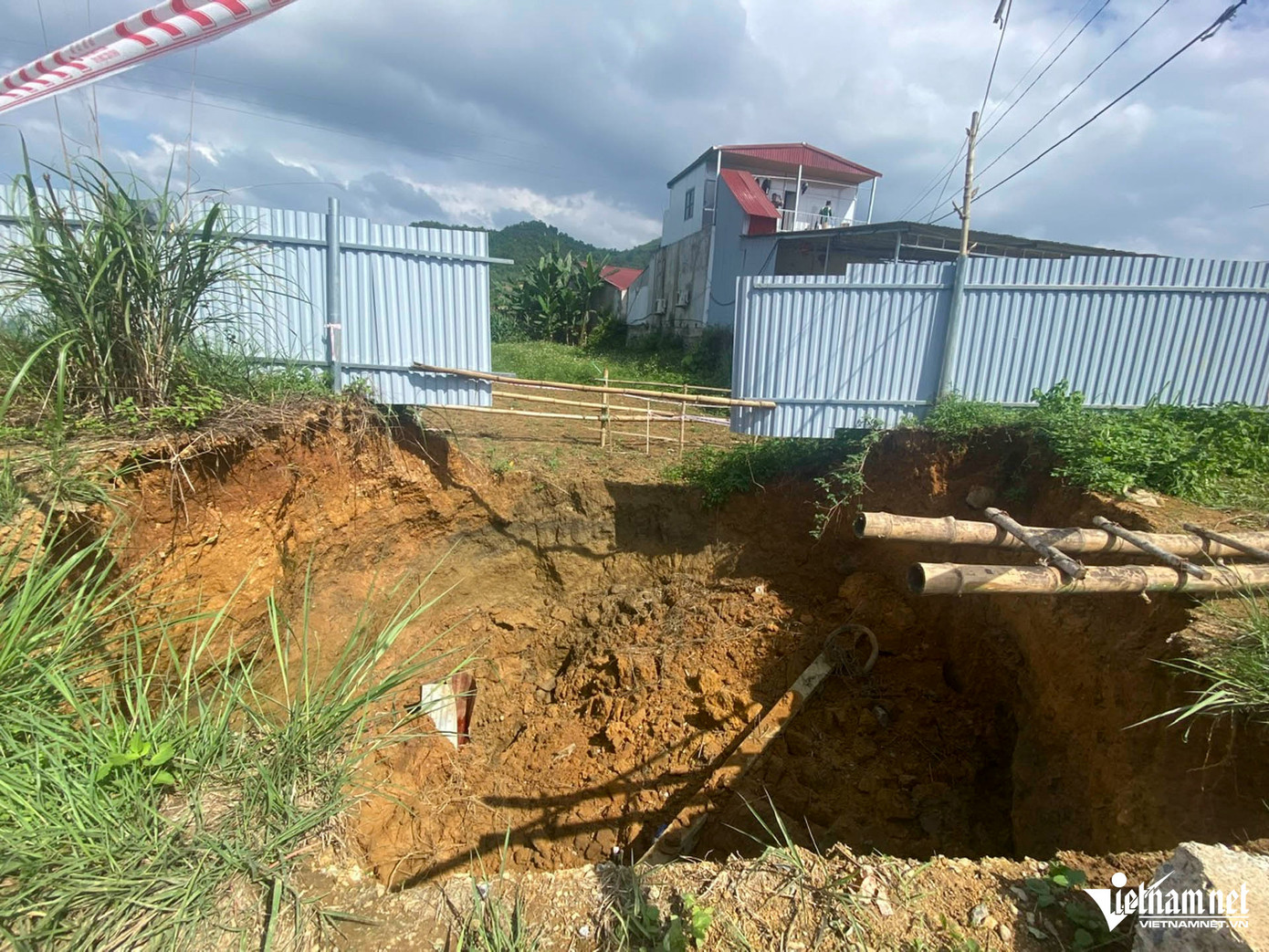 Hố sụt nhỏ bên cạnh cũng tụt sâu hơn.