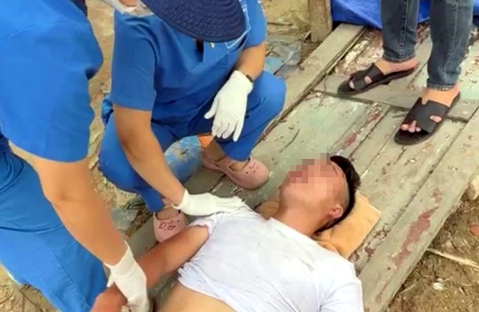 Nam thanh niên được cứu lên bờ. Ảnh: Văn Kiên. Nam thanh niên được cứu lên bờ. Ảnh: Văn Kiên.