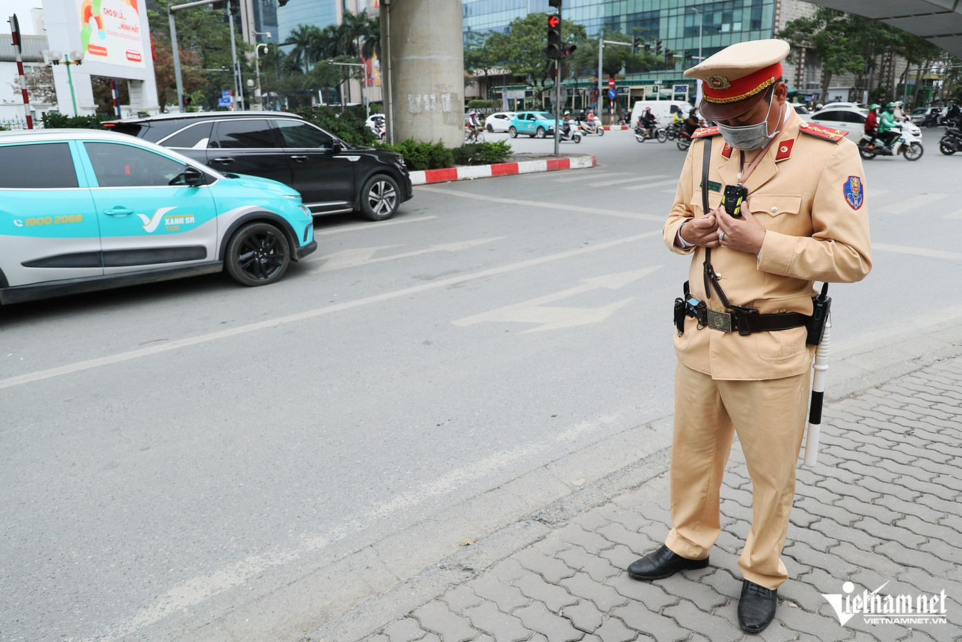 Tổ CSGT cũng bố trí một cán bộ, chiến sỹ dùng camera nghiệp vụ để ghi lại hình ảnh vi phạm nhằm xử lý tại chỗ và gửi thông báo phạt nguội nếu không dừng được phương tiện.