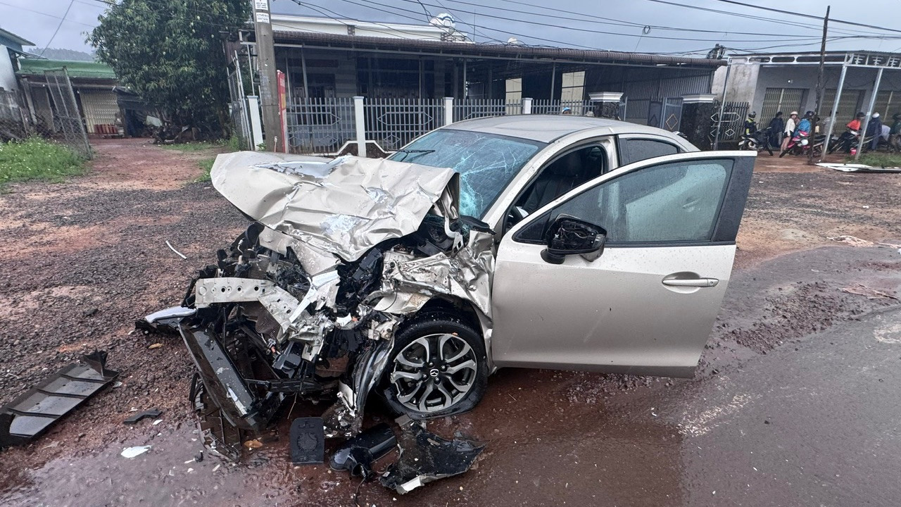 Đầu ô tô con bị hư hỏng nặng. Đầu ô tô con bị hư hỏng nặng.