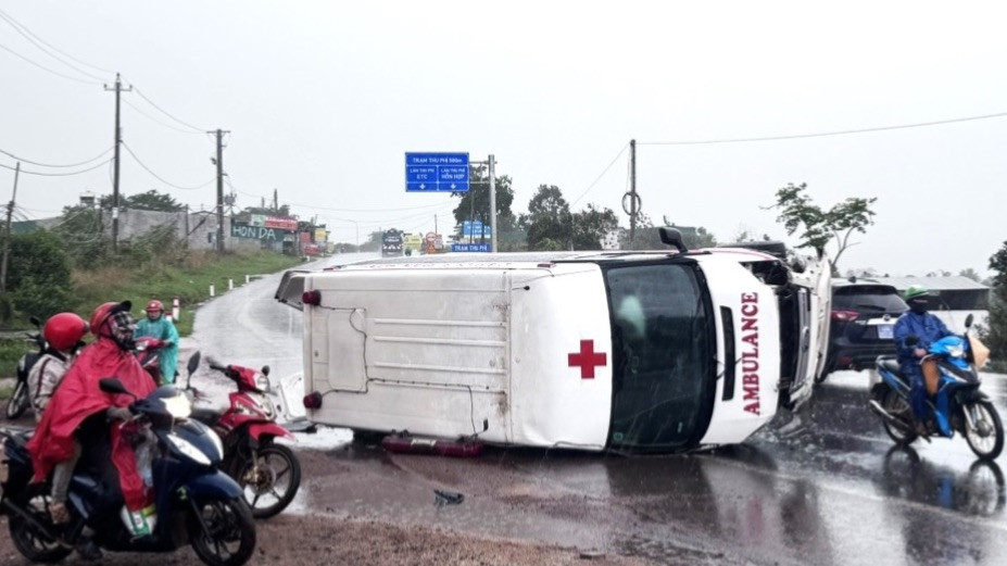 Chiếc xe cứu thương lật nghiêng sau khi va chạm với ô tô con. Chiếc xe cứu thương lật nghiêng sau khi va chạm với ô tô con.