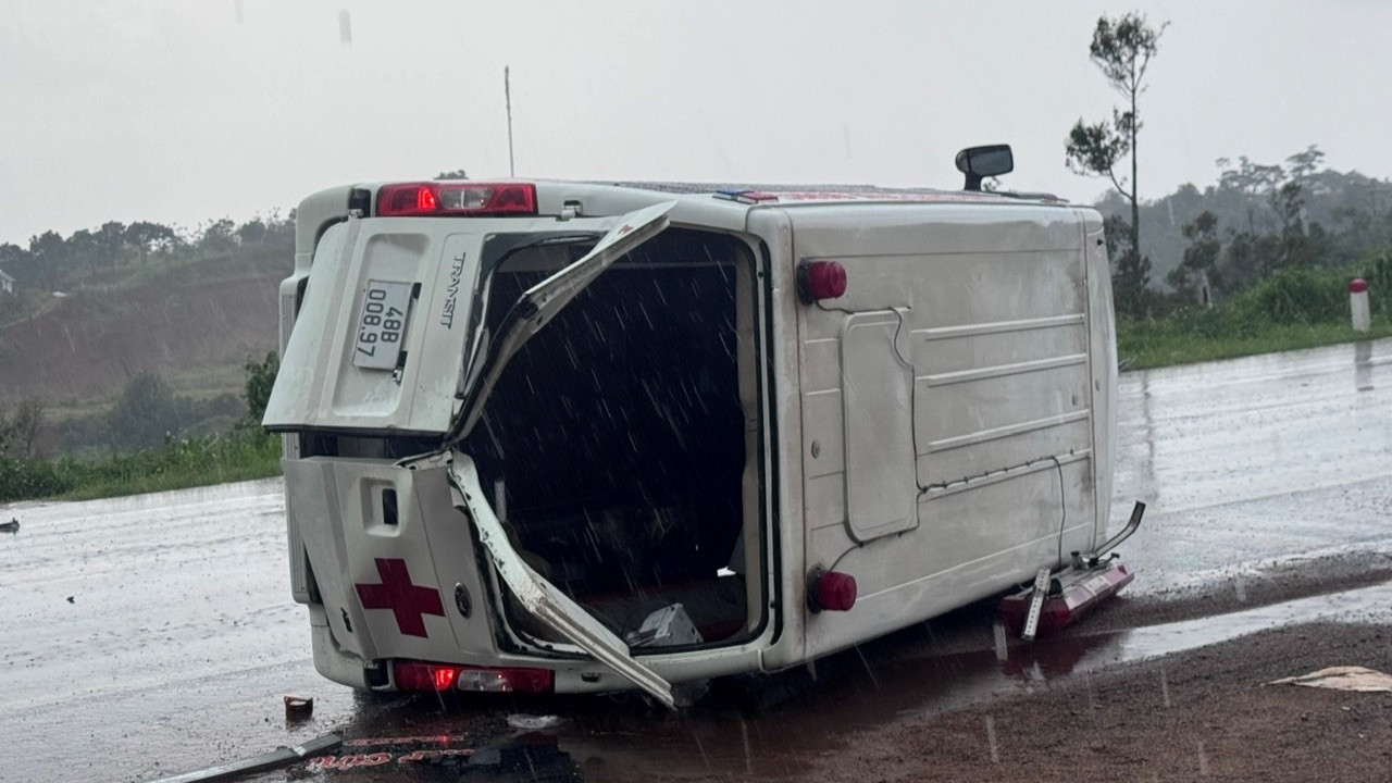 Chiếc xe cứu thương bị lật nghiêng sau va chạm. Chiếc xe cứu thương bị lật nghiêng sau va chạm.