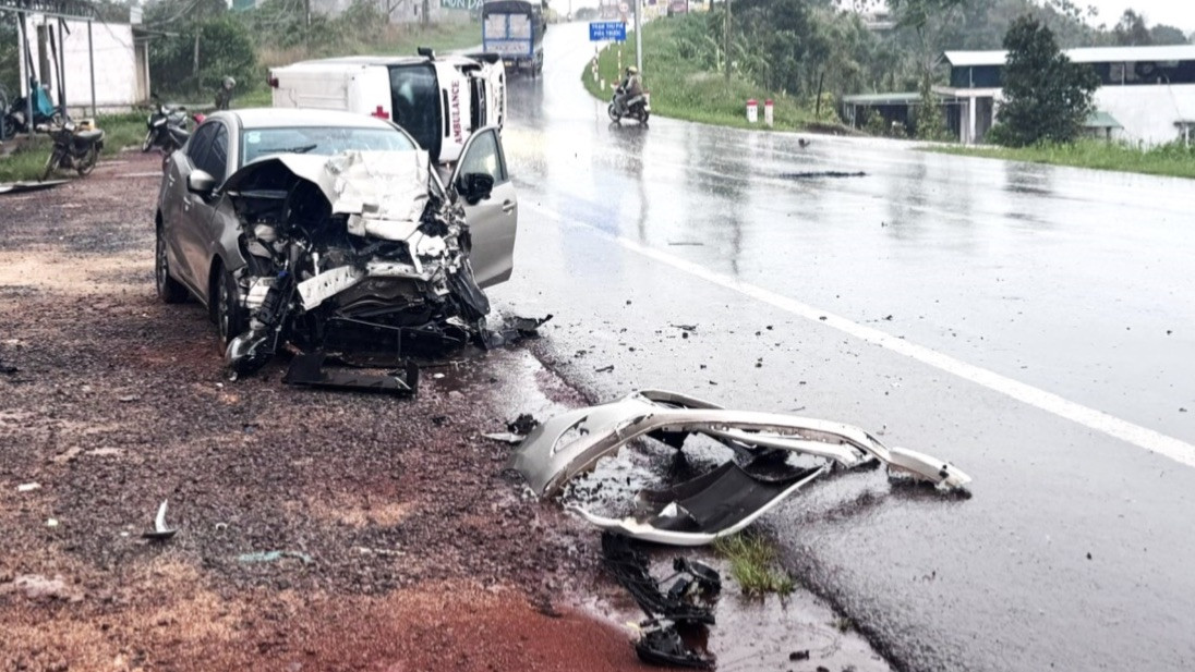 Xe cứu thương và ô tô con cùng văng vào lề sau va chạm. Xe cứu thương và ô tô con cùng văng vào lề sau va chạm.