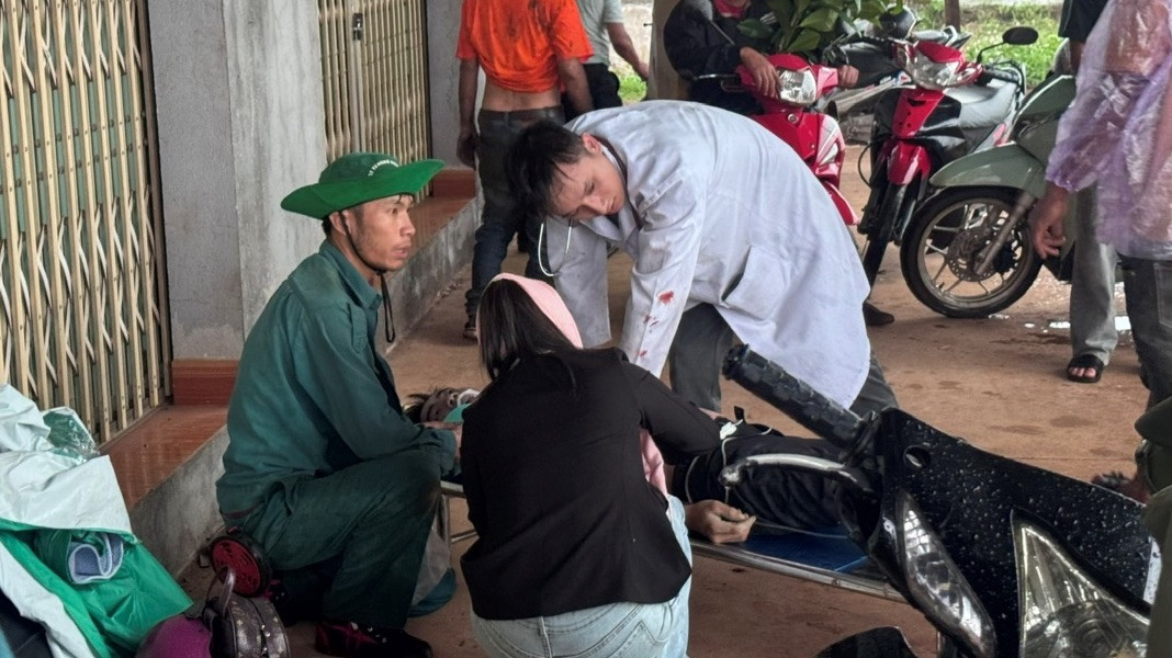 Các nạn nhân được đưa vào lề đường để sơ cứu. Các nạn nhân được đưa vào lề đường để sơ cứu.