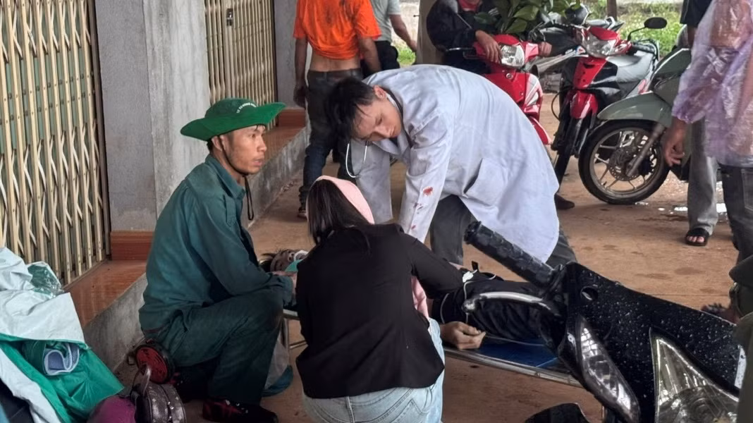 Các nạn nhân được đưa vào lề đường để sơ cứu.