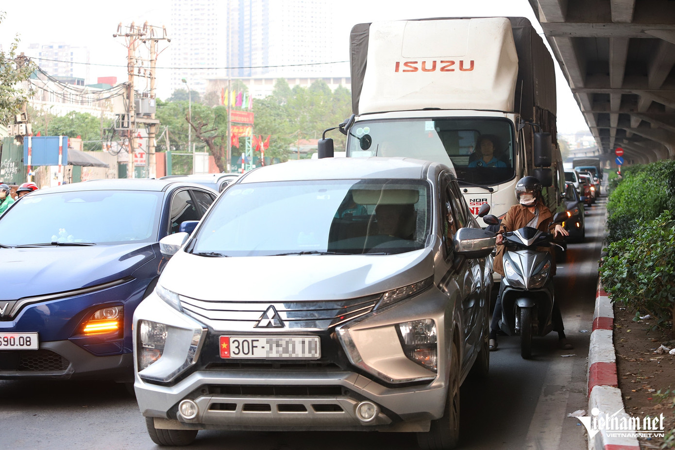 Theo đó, người điều khiển xe máy lưu thông trên đường Nghiêm Xuân Yêm, hướng đi quận Thanh Xuân muốn rẽ trái vào Phạm Tu phải dừng chờ đèn đỏ tại nút Phạm Tu - Nguyễn Xiển.