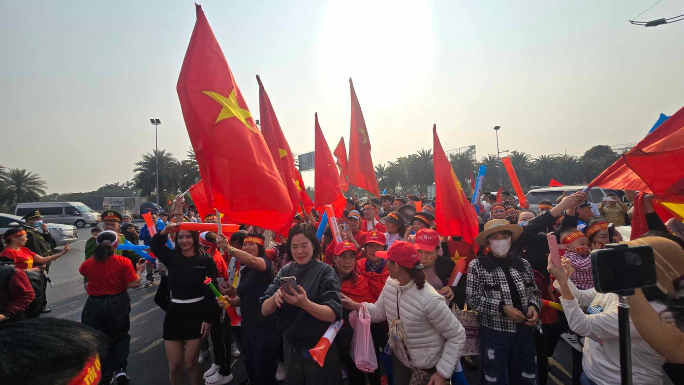 Tuyển Việt Nam ca khúc khải hoàn, người hâm mộ hân hoan chào đón ảnh 9
