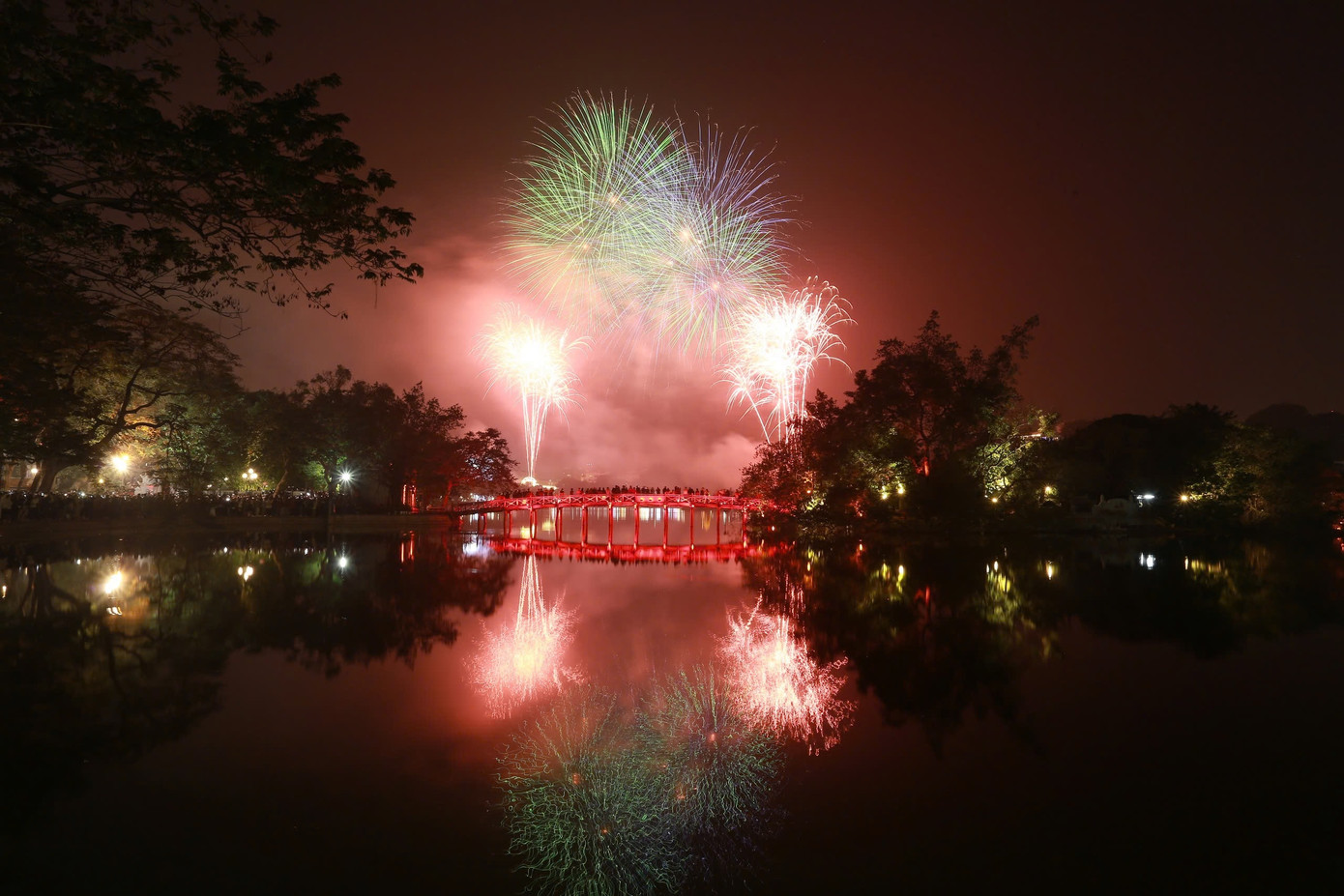 Rực rỡ pháo hoa đón năm mới 2025 ảnh 101 Rực rỡ pháo hoa đón năm mới 2025 ảnh 101