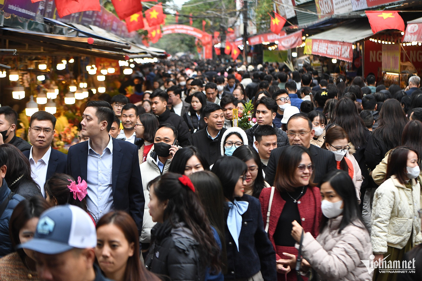 11h30 ngày 3/2, giờ nghỉ trưa ngày đi làm đầu tiên năm Ất Tỵ, toàn bộ lối vào phủ Tây Hồ ken đặc người đi lễ.