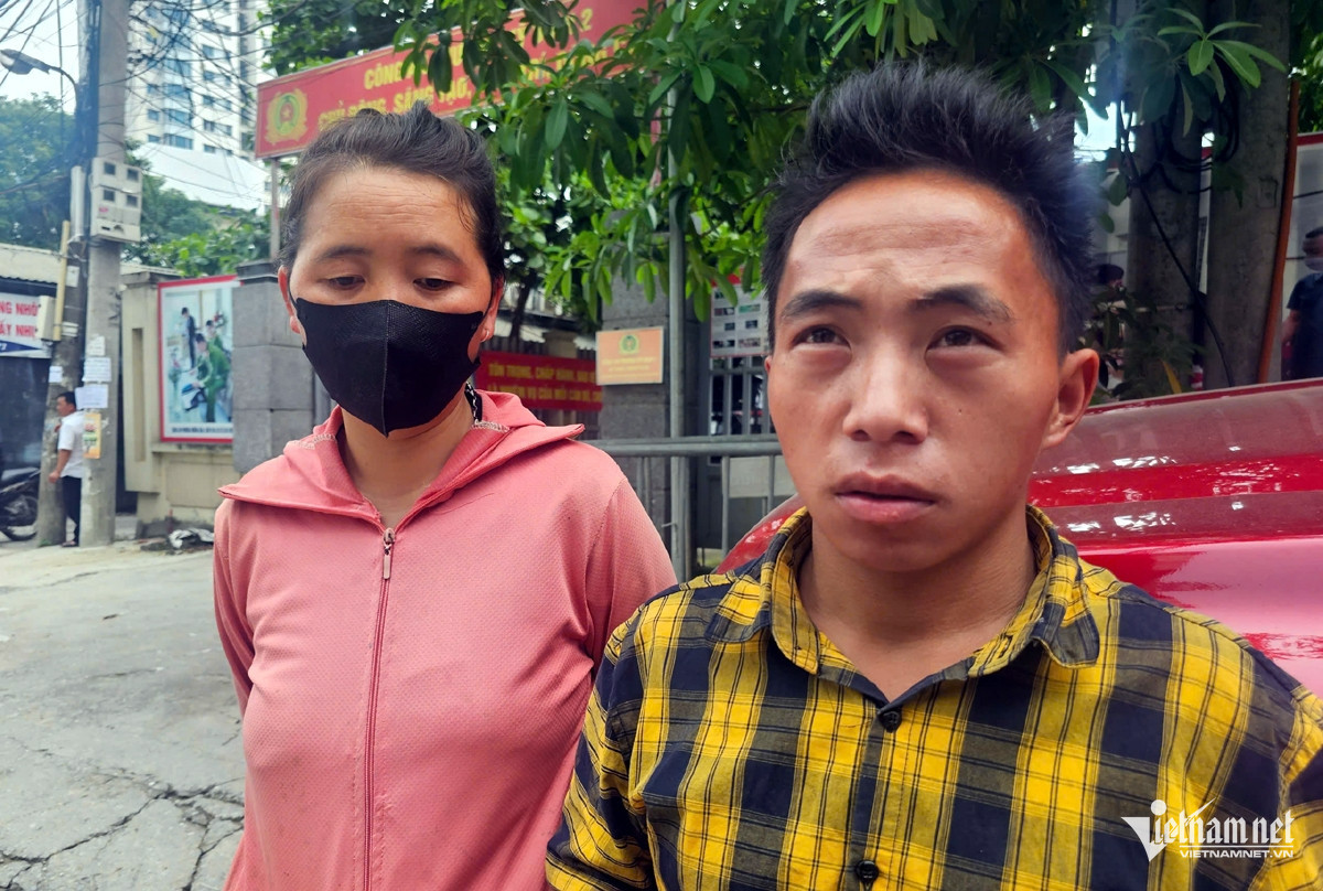 Anh Xuân Trường (áo đỏ ảnh trái) cùng nạn nhân trình báo cơ quan công an.
