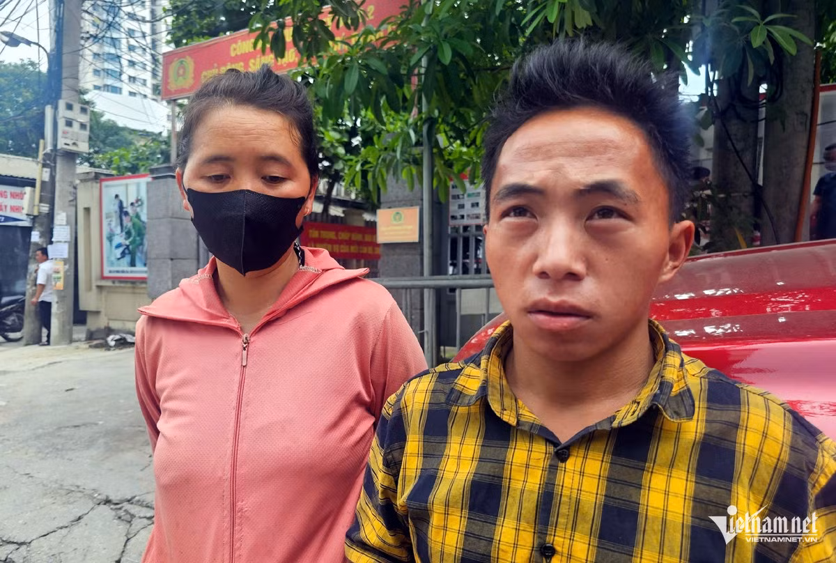 Anh Xuân Trường (áo đỏ ảnh trái) cùng nạn nhân trình báo cơ quan công an. Anh Xuân Trường (áo đỏ ảnh trái) cùng nạn nhân trình báo cơ quan công an.