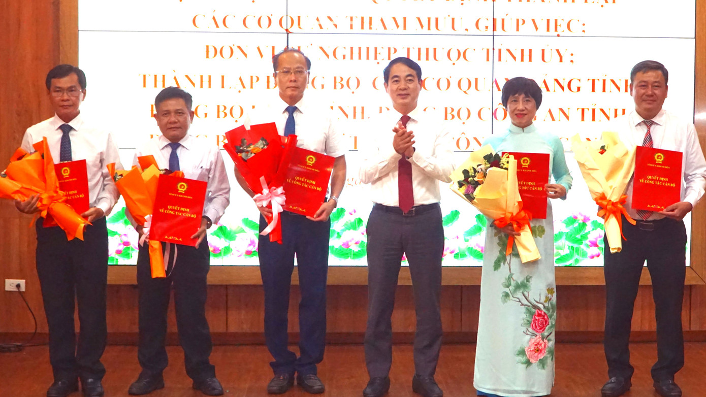 Bí thư tỉnh ủy Khánh Hòa trao quyết định và tặng hoa chúc mừng các lãnh đạo Ban tổ chức Tỉnh ủy. Bí thư tỉnh ủy Khánh Hòa trao quyết định và tặng hoa chúc mừng các lãnh đạo Ban tổ chức Tỉnh ủy.