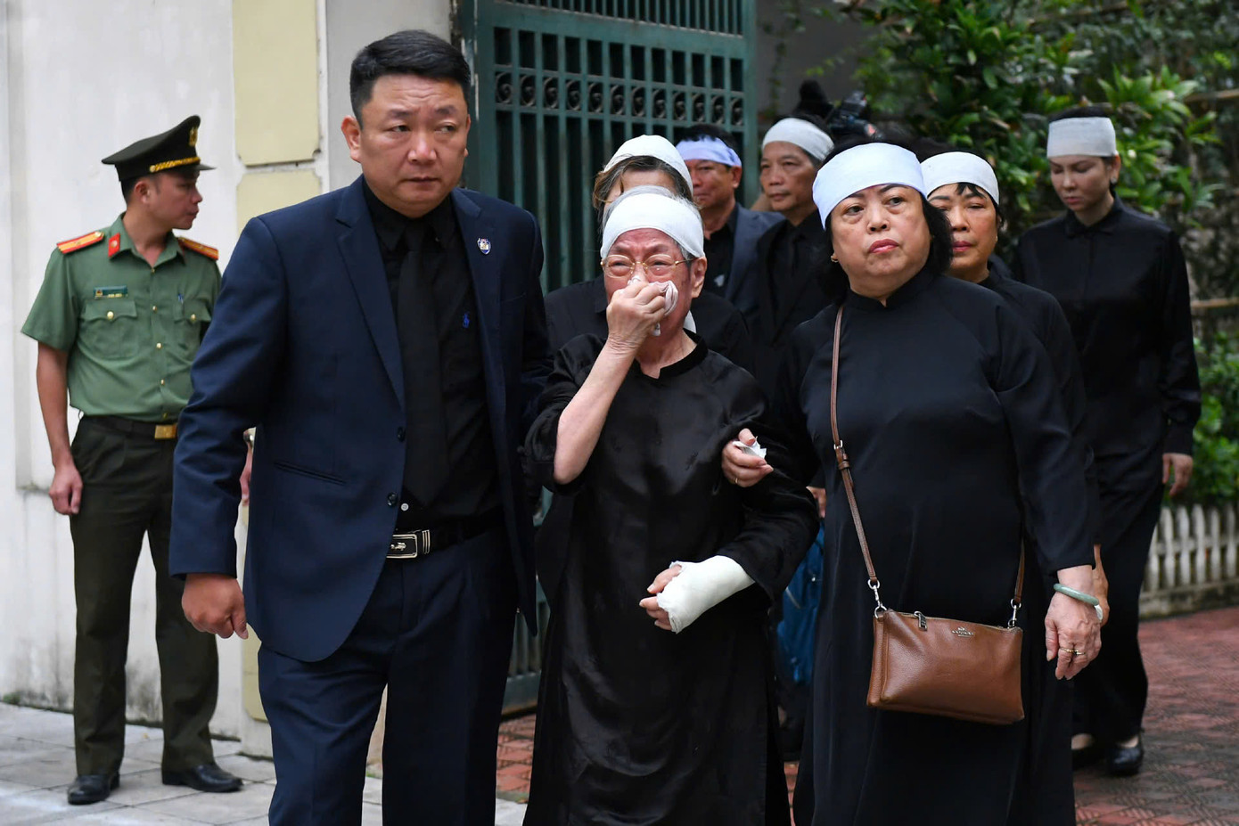 Phu nhân Nguyễn Thị Vĩnh nghẹn ngào. Ảnh: VietNamNet