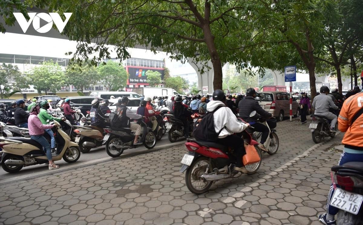 Bất chấp Nghị định 168, người dân vẫn tìm cách leo lên vỉa hè di chuyển