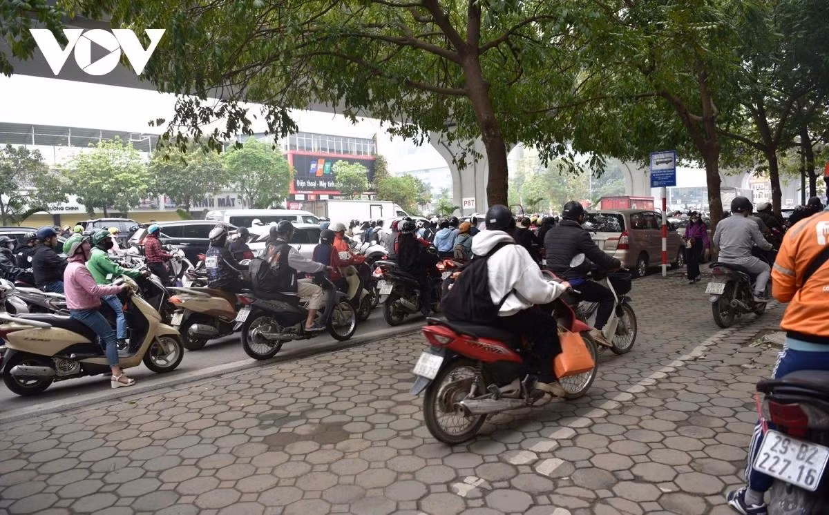 Bất chấp Nghị định 168, người dân vẫn tìm cách leo lên vỉa hè di chuyển Bất chấp Nghị định 168, người dân vẫn tìm cách leo lên vỉa hè di chuyển