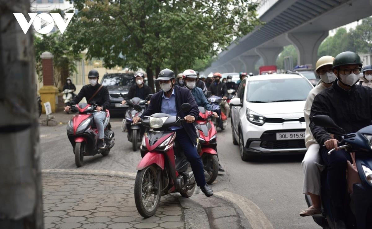 Cũng theo ông Dũng, tuyến đường Trường Chinh có mật độ phương tiện tham gia giao thông đông đúc, mặc khác điểm nút giao chờ đèn đỏ quá lâu, đèn xanh quá ngắn khiến lượng phương tiện dồn về đông hơn, xe nào cũng muốn lách lên vỉa hè để vượt qua đèn xanh nhanh nhất.
