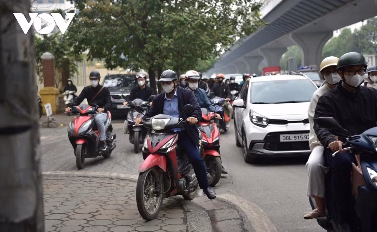 Cũng theo ông Dũng, tuyến đường Trường Chinh có mật độ phương tiện tham gia giao thông đông đúc, mặc khác điểm nút giao chờ đèn đỏ quá lâu, đèn xanh quá ngắn khiến lượng phương tiện dồn về đông hơn, xe nào cũng muốn lách lên vỉa hè để vượt qua đèn xanh nhanh nhất. Cũng theo ông Dũng, tuyến đường Trường Chinh có mật độ phương tiện tham gia giao thông đông đúc, mặc khác điểm nút giao chờ đèn đỏ quá lâu, đèn xanh quá ngắn khiến lượng phương tiện dồn về đông hơn, xe nào cũng muốn lách lên vỉa hè để vượt qua đèn xanh nhanh nhất.