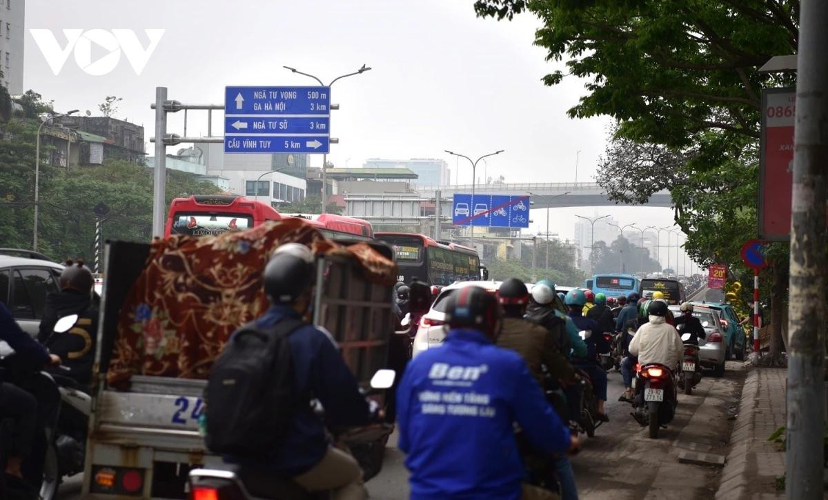 Hướng Giải Phóng vào trung tâm thành phố mật độ phương tiện dày đặc. Dòng phương tiện ùn ứ nhất ở đoạn lên cầu vượt trên cao