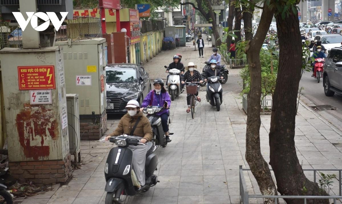 Đường tắc, người dân chỉ còn cách tìm lối thoát bằng cách leo lên vỉa hè để di chuyển