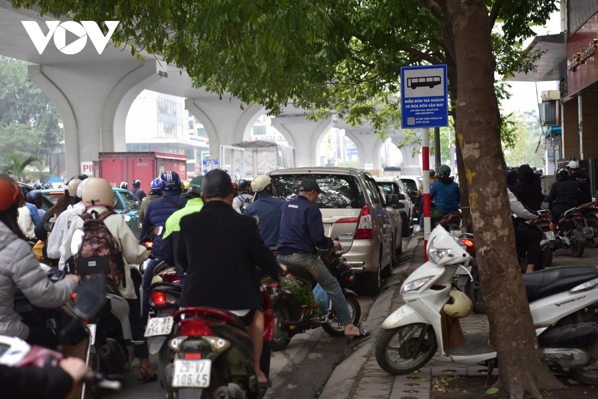 Theo quan sát của phóng viên, vào giờ cao điểm, hàng loạt xe đỗ dưới lòng đường Trường Chinh cũng là nguyên nhân gây cản trở giao thông