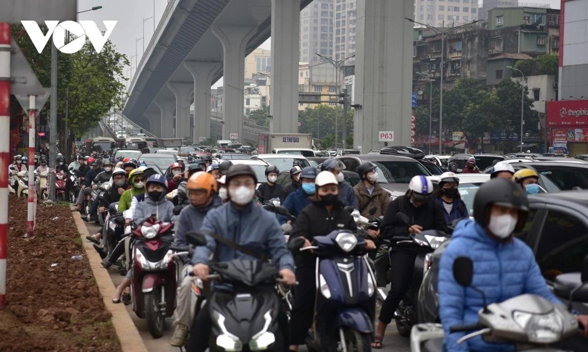 Hướng Trường Chinh - Giải Phóng ùn ứ nghiêm trọng. Dòng xe từ đường trên cao và dưới thấp ùn lại bởi phải dừng chờ đèn tín hiệu giao thông